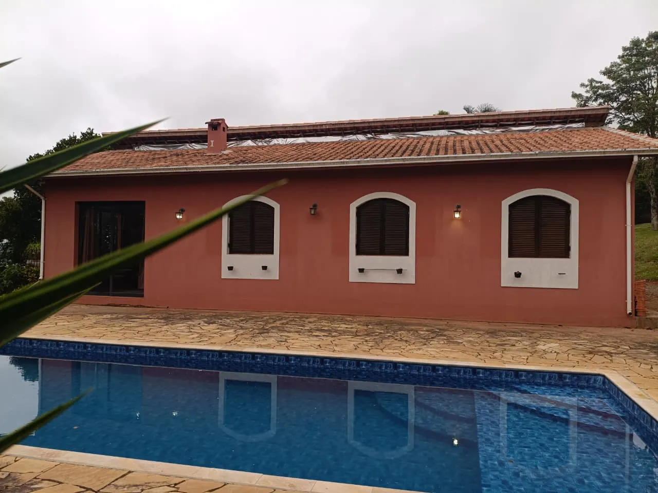 Piscina e casa principal