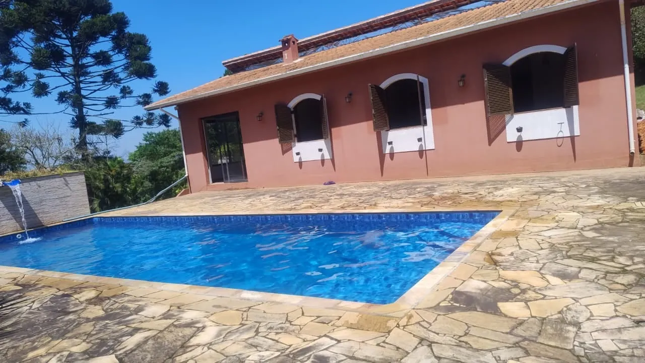 Piscina com iluminação noturna